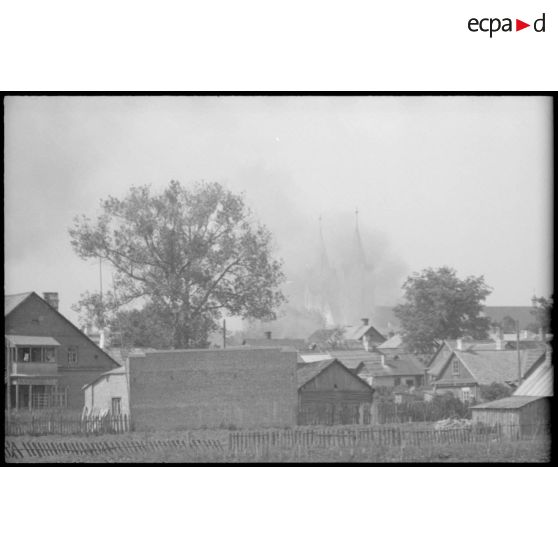 Durant la retraite allemande (opération Bagration), une fumée épaisse couvre presque le double clocher de Svencionys (Lituanie).