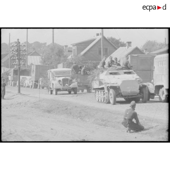 Une colonne de véhicules allemandes en retraite quitte la ville de Svencionys (Lituanie).