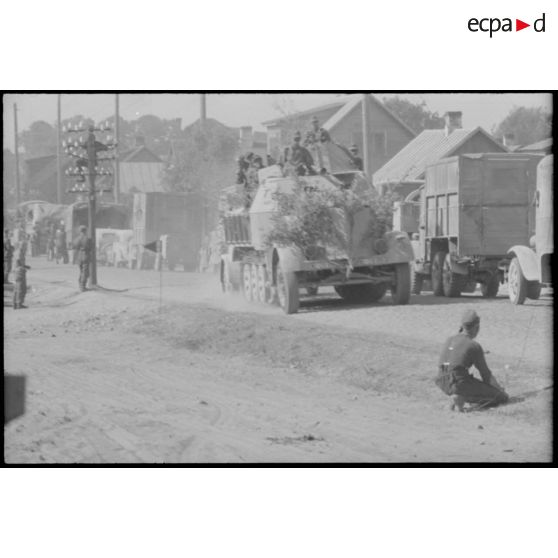 Un semi-chenillé Sd.kfz.7/2 armé d'un canon de 3.7cm Flak 37.