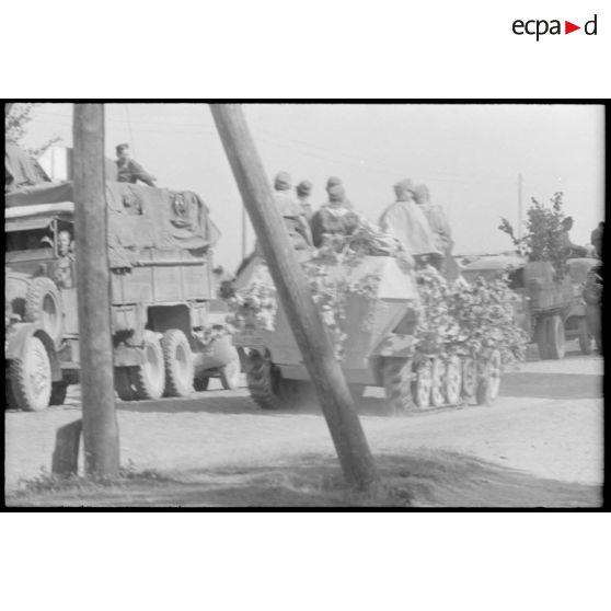 Une colonne de véhicules allemandes en retraite quitte la ville de Svencionys (Lituanie).