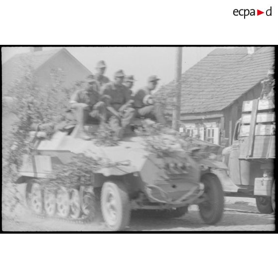 Une colonne de véhicules allemandes en retraite quitte la ville de Svencionys (Lituanie).