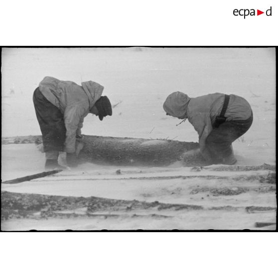 La neige et le gel causent des problèmes de circulation, du bois vient renforcer les routes.