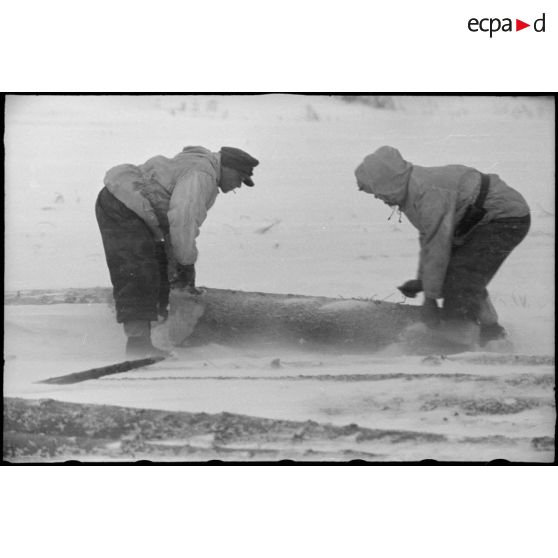 La neige et le gel causent des problèmes de circulation, du bois vient renforcer les routes.