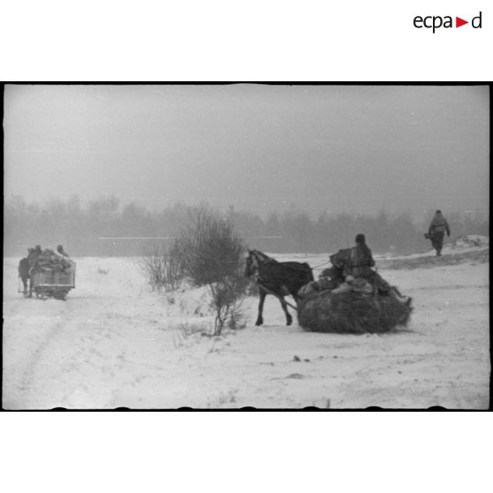 Des traineaux apportent du ravitaillement.