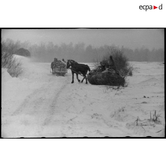 Des traineaux apportent du ravitaillement.