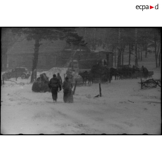 Des traineaux apportent du ravitaillement.