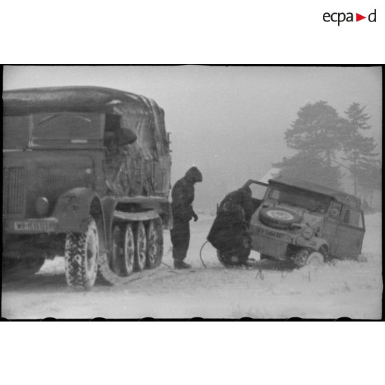 Dépannage d'une Kübelwagen  WH-1484 997 par un Sd.kfz.7 ou 8 (WH-1535122).