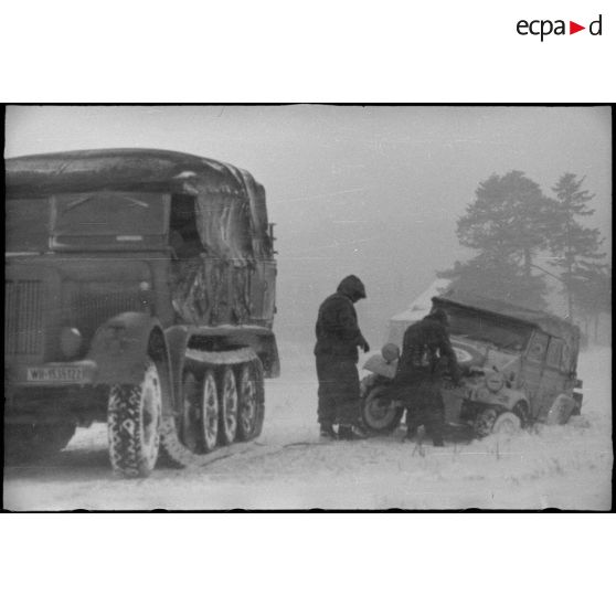 Dépannage d'une Kübelwagen  WH-1484 997 par un Sd.kfz.7 ou 8 (WH-1535122).