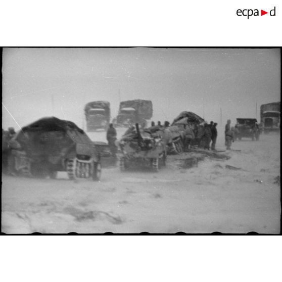 Sous une tempête de neige et du vent, la progression ou la retraite de véhicules chenillés de type Sd.Kfz. 251.