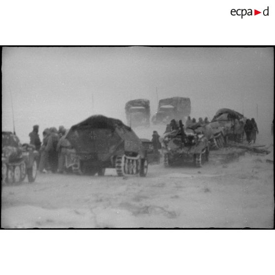 Sous une tempête de neige et du vent, la progression ou la retraite de véhicules chenillés de type Sd.Kfz. 251.