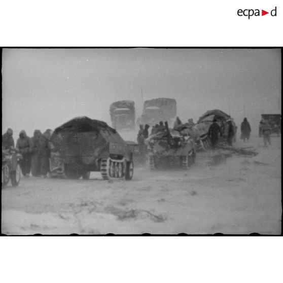 Sous une tempête de neige et du vent, la progression ou la retraite de véhicules chenillés de type Sd.Kfz. 251.