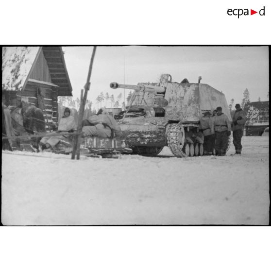 Un Nashorn (Sd.kfz.164) armé d'un canon de 8,8 cm Pak 41/43 du du 1er escadron du schwere Panzerjäger-Abteilung 519.