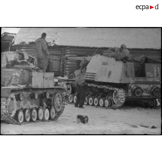 Un Nashorn (Sd.kfz.164) armé d'un canon de 8,8 cm Pak 41/43 et un canon d'assaut Sturmgeschütz III (StuG III) du du 1er escadron du schwere Panzerjäger-Abteilung 519.