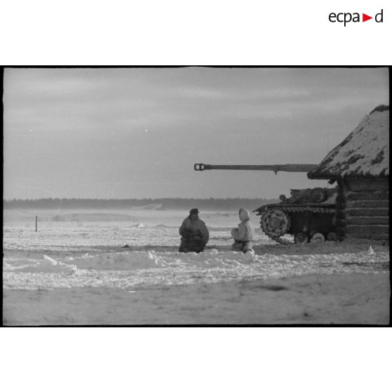 Un Nashorn (Sd.kfz.164) armé d'un canon de 8,8 cm Pak 41/43 du 1er escadron du schwere Panzerjäger-Abteilung 519.