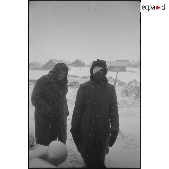 Prisonniers soviétiques capturés suite à la destruction de leur blindé par les éléments du Schwere Panzerjäger-Abteilung 519.