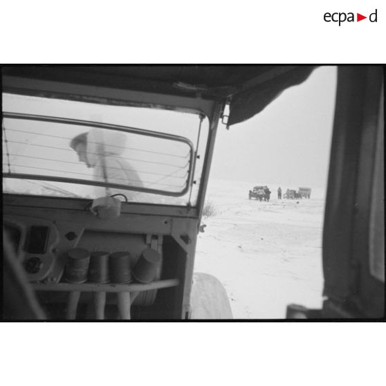 L'habitacle d'une Kübelwagen, on remarque les grenades prêtes en cas de danger.