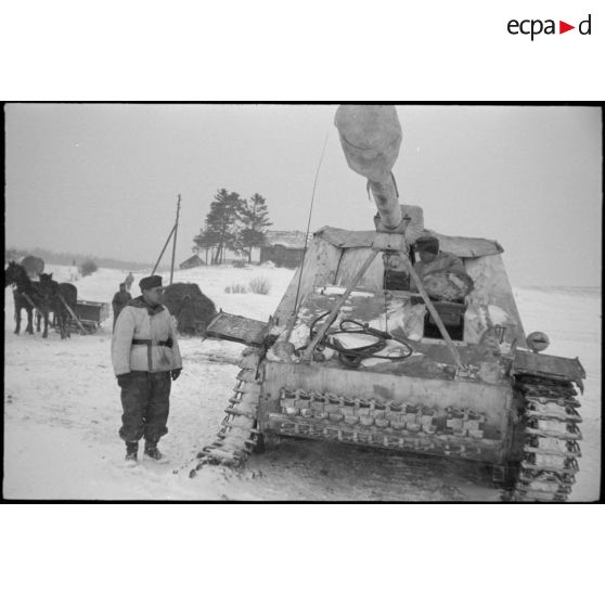 Un Nashorn (Sd.kfz.164) du Schwere Panzer Abteilung 519 endommagé lors d'un combat ou après avoir heurté une mine.