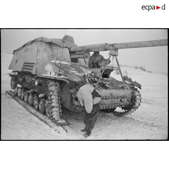 Un Nashorn (Sd.kfz.164) du Schwere Panzer Abteilung 519 endommagé lors d'un combat ou après avoir heurté une mine.