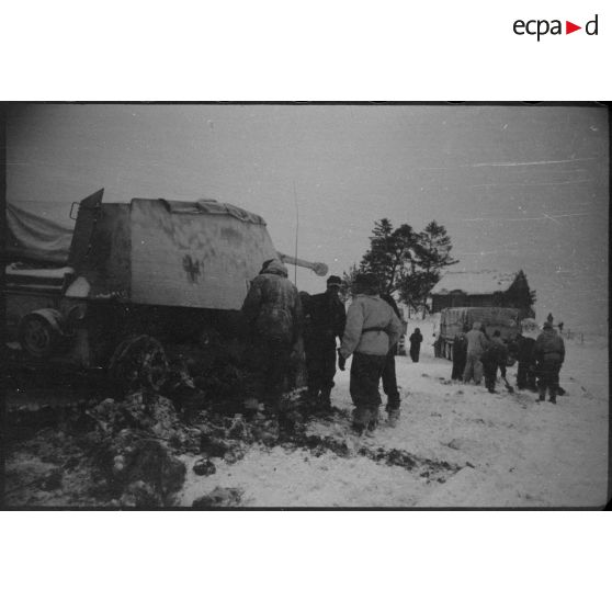 Un Nashorn (Sd.kfz.164) du Schwere Panzer Abteilung 519 endommagé lors d'un combat ou après avoir heurté une mine.