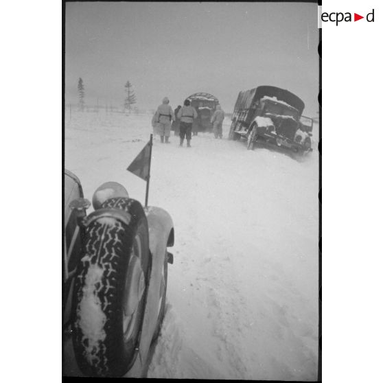 Des camions de la 3.Panzerarmee bloqués dans la neige.