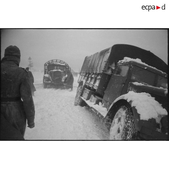 Des camions de la 3.Panzerarmee bloqués dans la neige.