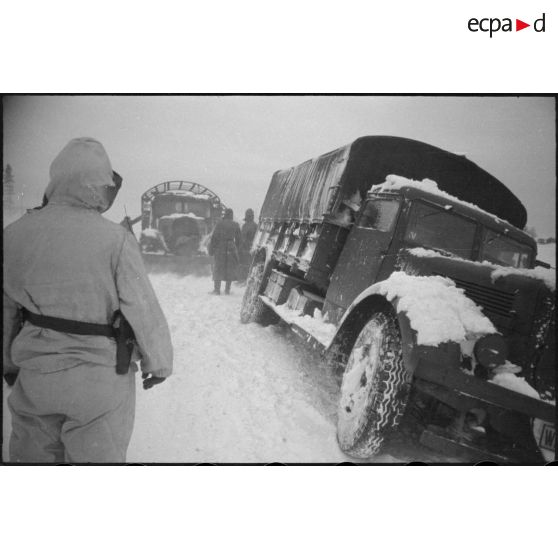 Des camions de la 3.Panzerarmee bloqués dans la neige.