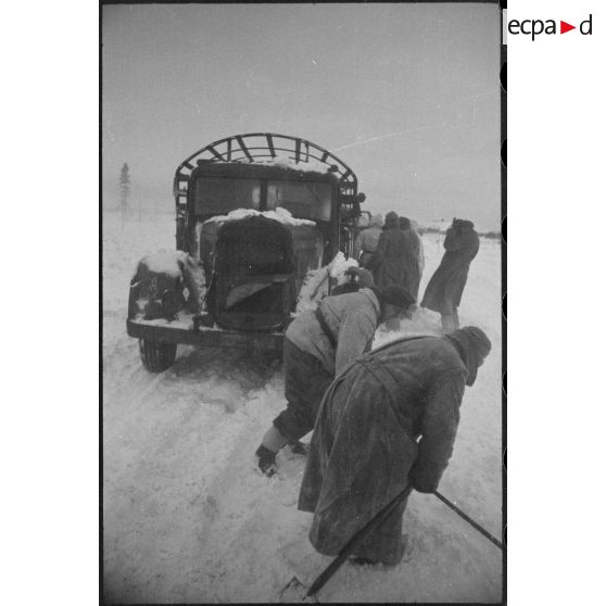 Des camions de la 3.Panzerarmee bloqués dans la neige.