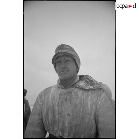 Portrait d'un Panzer-Grenadier participant à la réparation d'un pont de fortune.