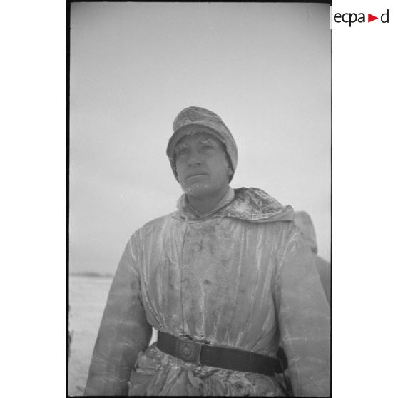 Portrait d'un Panzer-Grenadier participant à la réparation d'un pont de fortune.