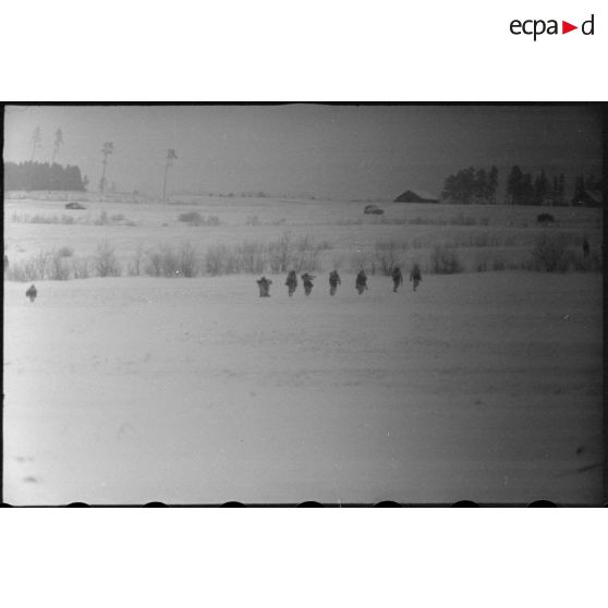 Progression dans la steppe russe de fantassins allemandes (Panzergrenadier) en soutien de Nashorn du schwere Panzerjäger-Abteilung 519.