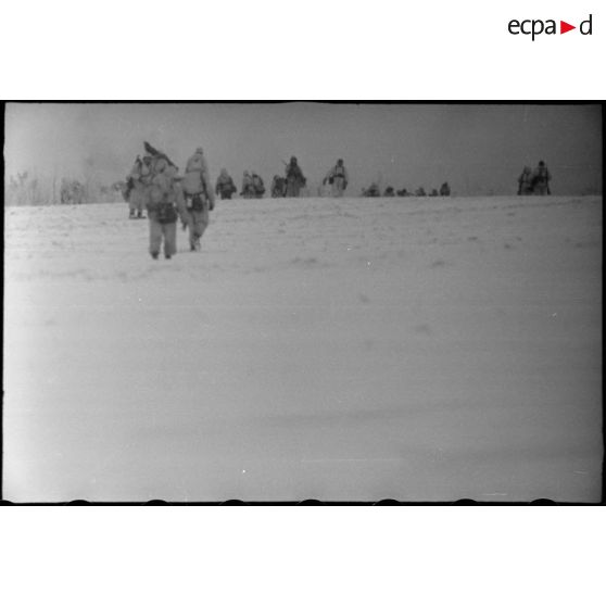 Progression dans la steppe russe de fantassins allemandes (Panzergrenadier) en soutien de Nashorn du schwere Panzerjäger-Abteilung 519.