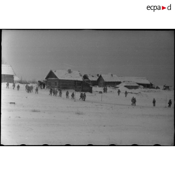 Progression dans la steppe russe de fantassins allemandes (Panzergrenadier) en soutien de Nashorn du schwere Panzerjäger-Abteilung 519.