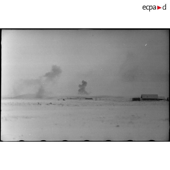 Progression dans la steppe russe de fantassins allemandes (Panzergrenadier) en soutien de Nashorn du schwere Panzerjäger-Abteilung 519.