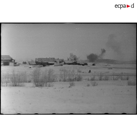 Progression dans la steppe russe de fantassins allemandes (Panzergrenadier) en soutien de Nashorn du schwere Panzerjäger-Abteilung 519.