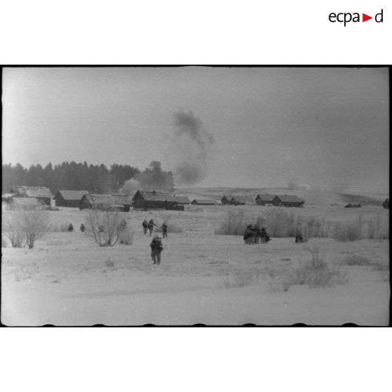 Progression dans la steppe russe de fantassins allemandes (Panzergrenadier) en soutien de Nashorn du schwere Panzerjäger-Abteilung 519.