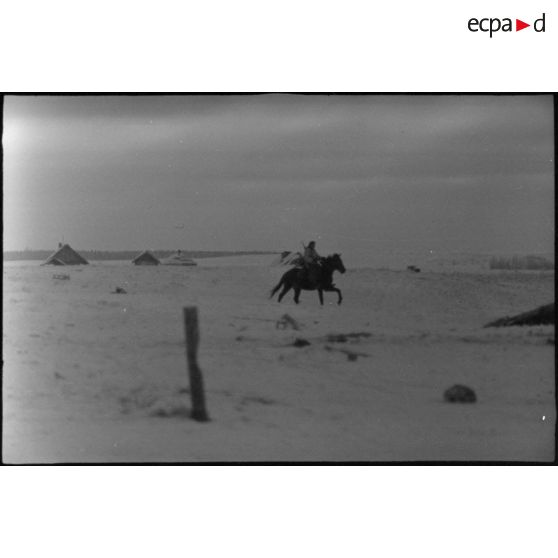 Un fantassin allemand à cheval lors de la prise d'une localité.