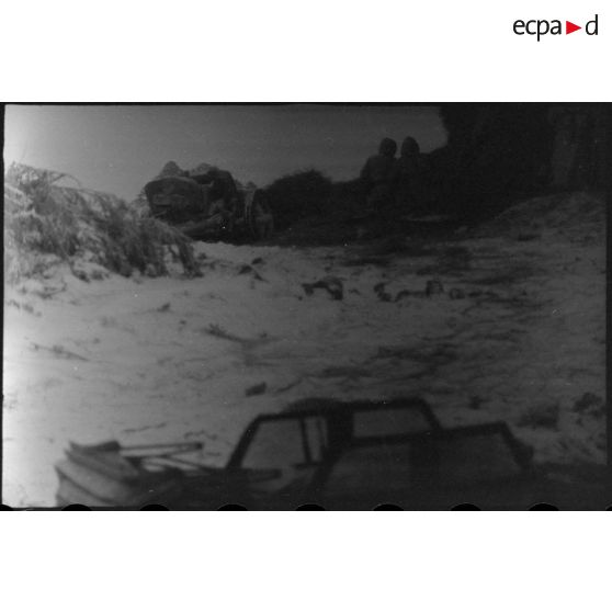 Une position antichar allemande avec un canon de 5 cm PaK 38 dissimulée dans une meule de foin.