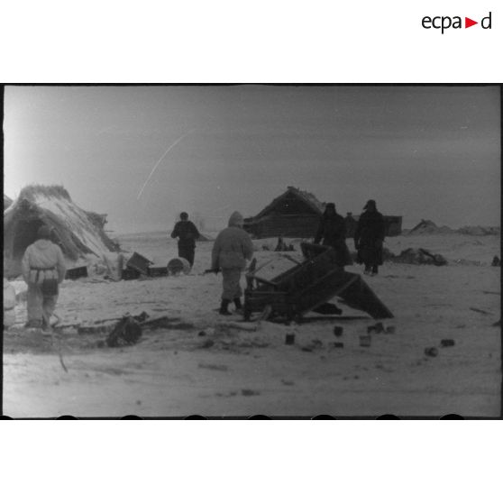 Une fois le village aux mains des Panzergrenadiers allemands, des prisonniers soviétiques sont rassemblés.