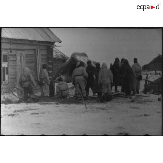 Une fois le village aux mains des Panzergrenadiers allemands, des prisonniers soviétiques sont rassemblés.