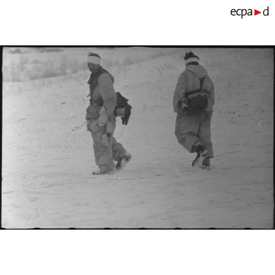 Panzergrenadiers blessés à la tête rejoignent les lignes allemandes après la prise d'une localité.