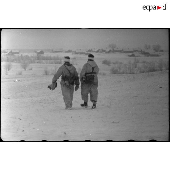 Panzergrenadiers blessés à la tête rejoignent les lignes allemandes après la prise d'une localité.