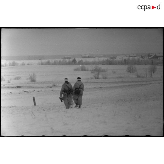 Panzergrenadiers blessés à la tête rejoignent les lignes allemandes après la prise d'une localité.