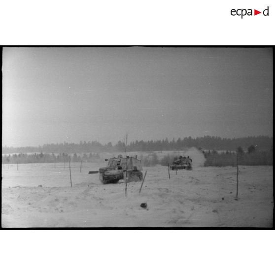 Progression de deux Nashorn appartenant au schwere Panzerjäger Abteilung 519.