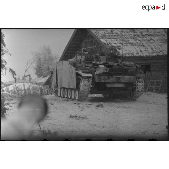Le StuG est incorporé au Panzer-Abteilung 21 et au III. Abteilung comme le précise les chiffres romains peints sur l'arrière du canon d'assaut.