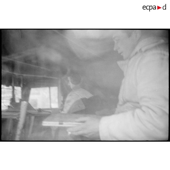 Dans un véhicule de commandement du schwere Panzerjäger Abteilung 519.