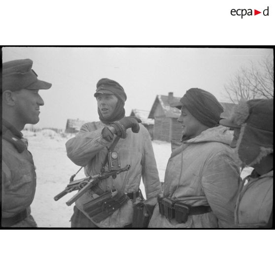 Des Panzergrenadiers et un tankiste du schwer Panzerjäger Abteilung 519.