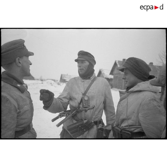 Des Panzergrenadiers et un tankiste du schwer Panzerjäger Abteilung 519.