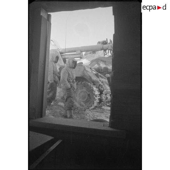 Un équipage d'un Nashorn non identifié du schwere Panzerjäger-Abteilung 519.