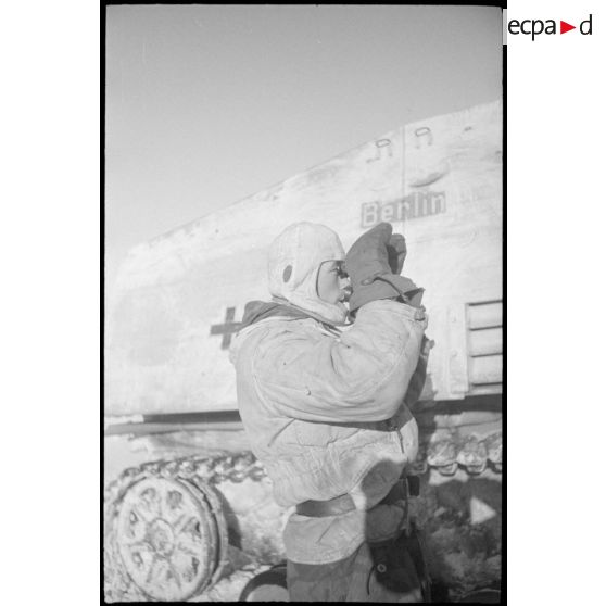 Un membre de l'équipage du Nashorn (Sd.kfz.164) baptisé "Berlin" du schwere Panzerjäger Abteilung 519.