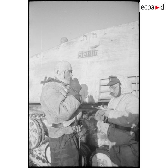 Un membre de l'équipage du Nashorn (Sd.kfz.164) baptisé "Berlin" s'entretient avec le lieutenant de réserve (Oberleutnant der Reserve) Stehler.